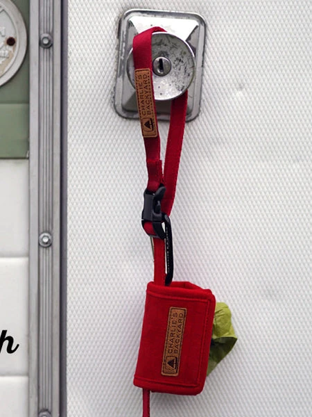 Distributeur De Sacs à Crottes Pour Chien - Rouge - Charlie's Backyard 7 Distributeur De Sacs à Crottes Pour Chien - Rouge - Charlie's Backyard – Image 5