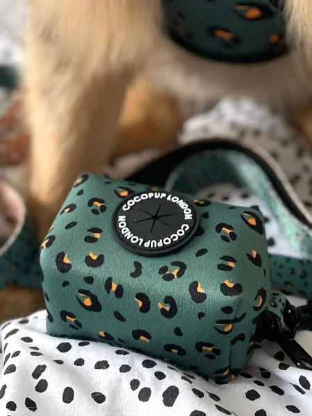 Pochette Tendance Pour Sacs à Crottes - Léopard Vert - Cocopup London 4 Pochette Tendance Pour Sacs à Crottes - Léopard Vert - Cocopup London – Image 2