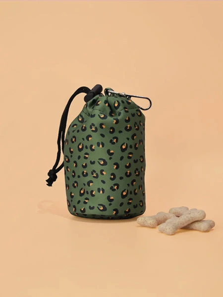 Pochette à Friandises Pour Chien - Léopard Vert - Cocopup London 4 Pochette à Friandises Pour Chien - Léopard Vert - Cocopup London – Image 2