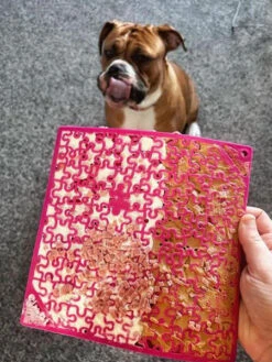 Tapis De Léchage Pour Chien Et Chat - Puzzle Rose - SodaPup -Animalerie SodaPup tapis lechage emat pour chien chiot rose 3